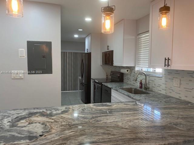 Building Photo - 12024 Royal Palm Blvd