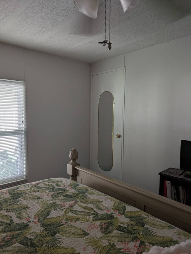 Building Photo - 280 Country Club Dr