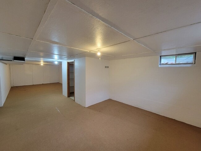 Building Photo - Great Home in quiet Waterloo Neighborhood