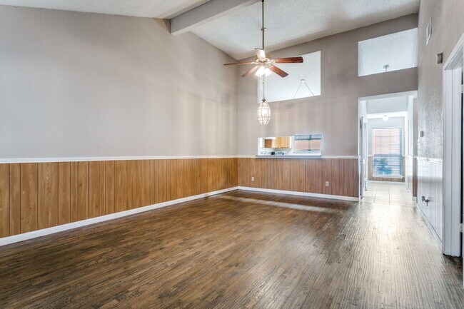 Building Photo - 3009 Hilltop Dr