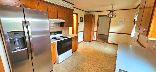 Building Photo - Welcome to this charming 2 bedroom, 1 bath...