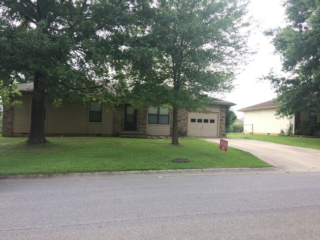 Primary Photo - 3 Bedroom Ranch Nixa-Available to view now
