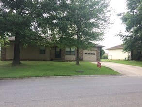 Building Photo - 3 Bedroom Ranch Nixa-Available to view now