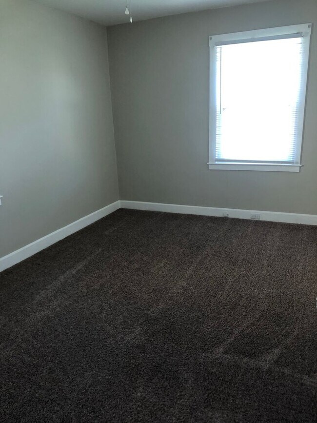 Building Photo - 2 bedroom single family home with one car ...