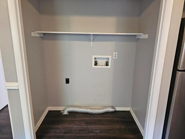 Building Photo - 321 Emerald Dr