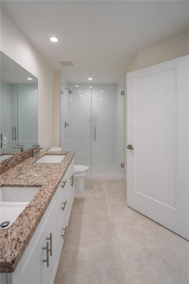 Building Photo - 1091 Galiano St