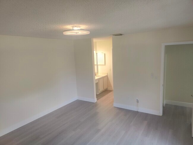 Building Photo - 302 Lakeview Dr E