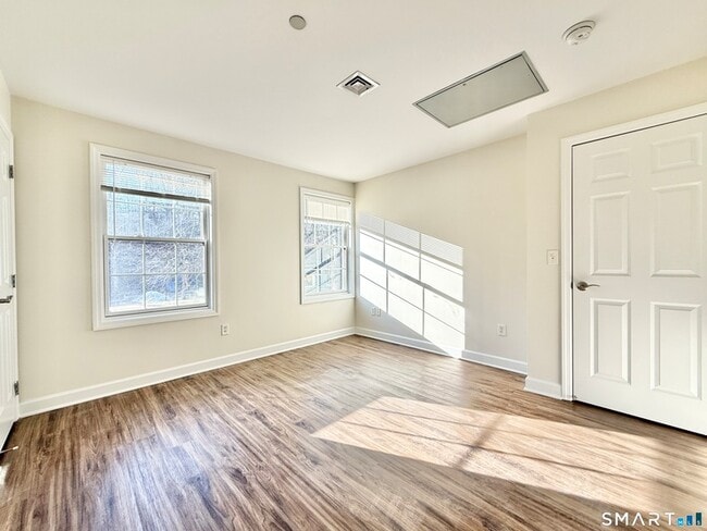 Building Photo - 17-17 Rockfield Dr