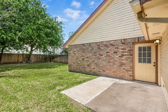 Building Photo - 803 Valley View Dr