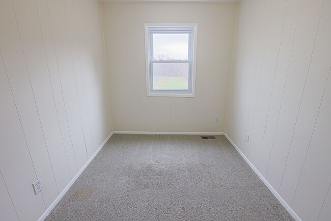 Building Photo - Spacious 3bdrm 1bath Home in Quiet Community