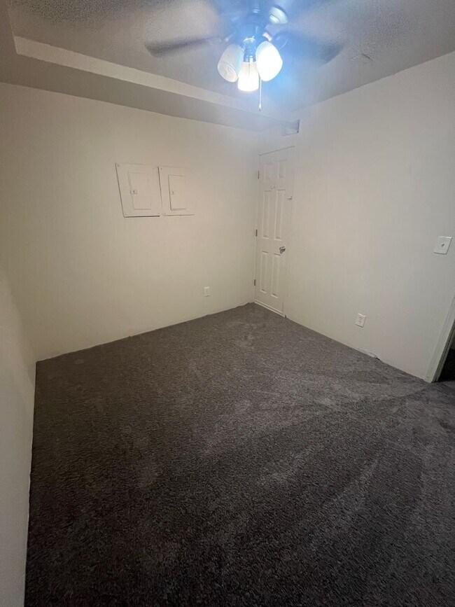 Building Photo - Spacious 4 Bed / 2 Bath Unit in Westwood C...