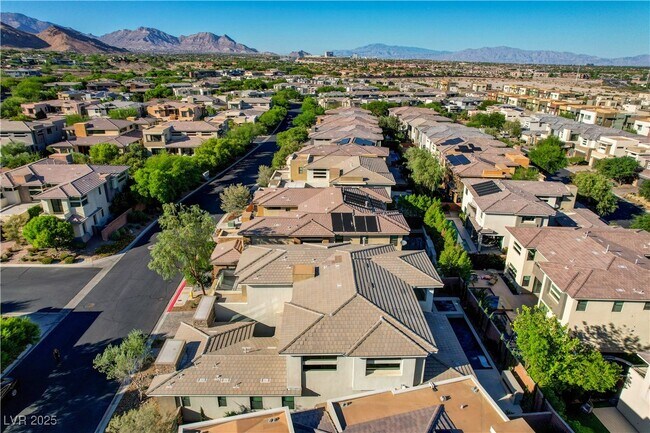 Building Photo - 68 Grey Feather Dr