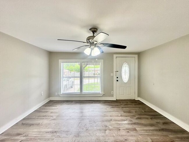 Building Photo - Available Now! Charming & Updated 3-Bedroo...