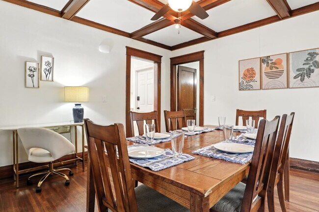 Building Photo - Fully Furnished 3-Bedroom Main-Floor Apartment in North Buffalo