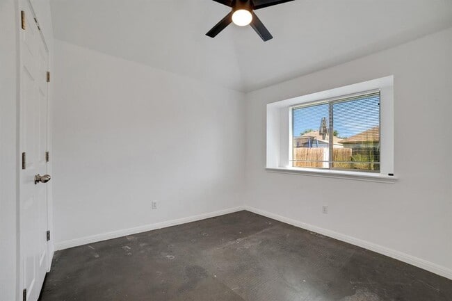 Building Photo - 15100 Parrish Ln