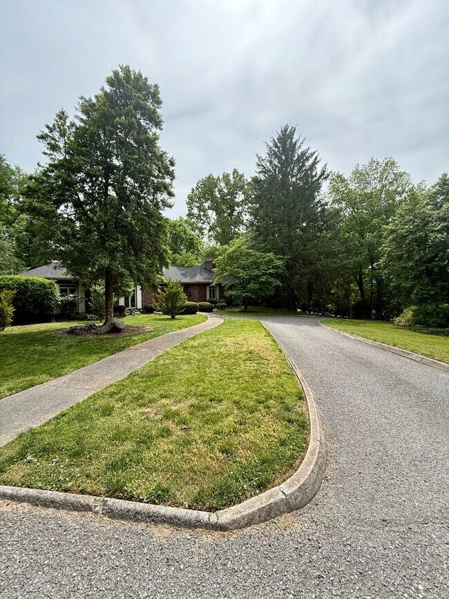 Building Photo - Knoxville 37909 - 2 bedroom, 1.5 bath unit, duplex - Contact Chad Weeks (865) 567-6193
