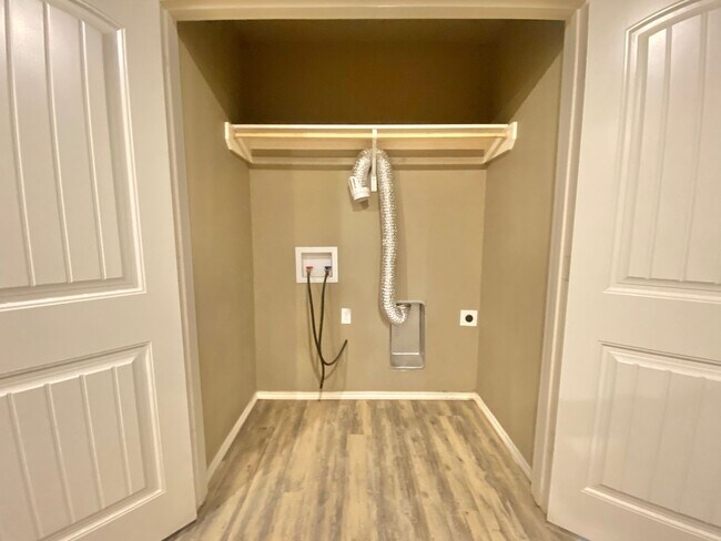 Building Photo - 3 bed and 2 bath available near Estacado H...