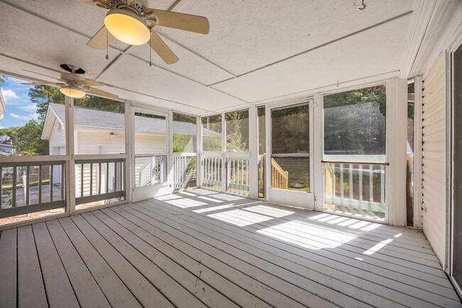 Building Photo - 4 bedroom 2 bathroom spacious home!