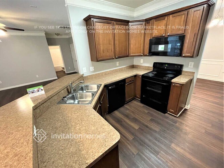 Building Photo - 1631 Eastway Dr