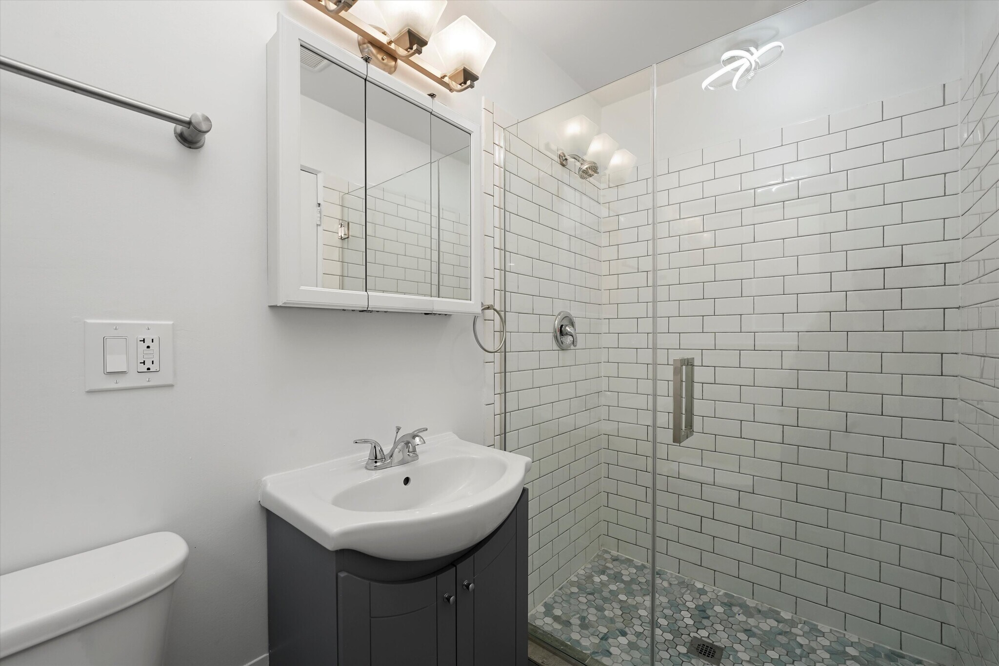 Building Photo - 7056 N Rockwell St