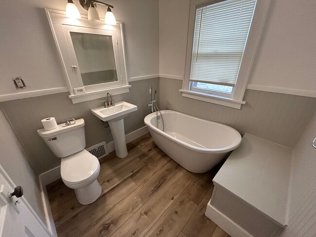 Building Photo - 4562 Charles St