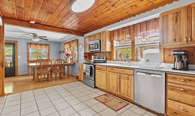Building Photo - 3117 Noland Dr