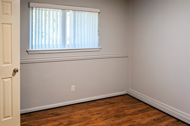 Building Photo - 408 Travis St