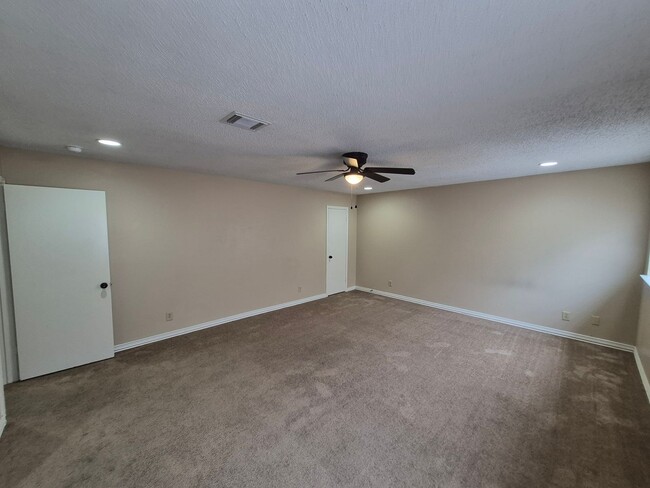 Building Photo - 8007 Chestnut Bluff Dr
