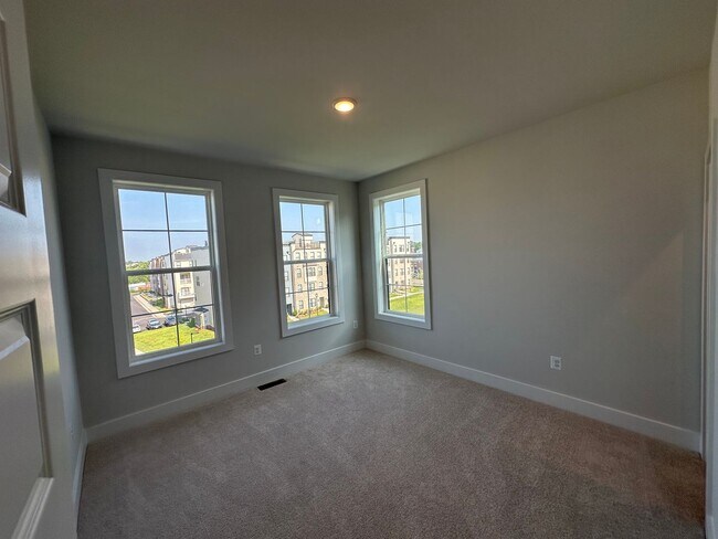 Building Photo - For Rent: Luxurious Short Pump Condo at Ga...