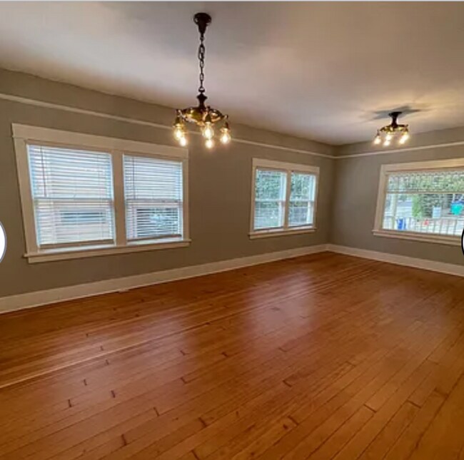 Building Photo - 4-Bedroom Home in SW Portland! Hardwood floors, spacious deck, full basement, separate entry for ...