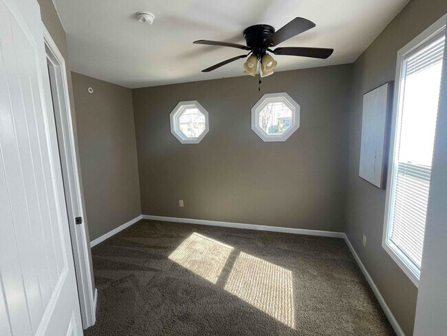 Building Photo - 206 Maple Dr