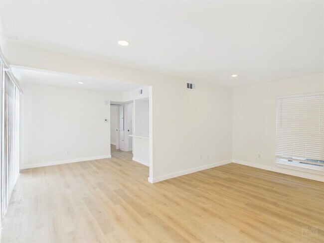 Building Photo - 2124 Burton Dr