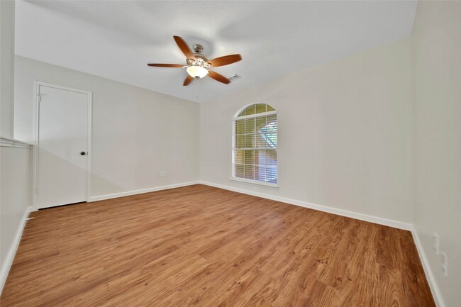 Building Photo - 1427 Redwood Village Cir