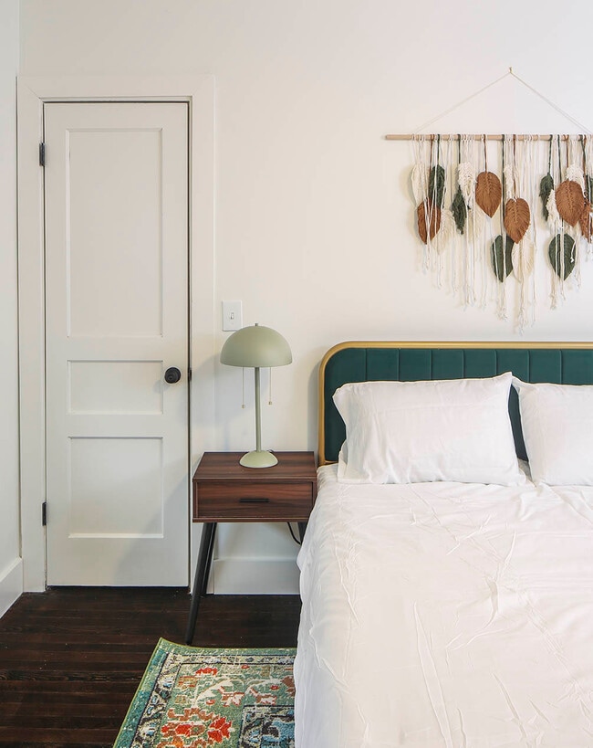 Building Photo - 1104 Matthews Pl