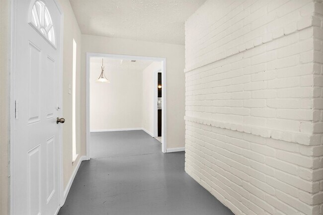 Building Photo - 2126 Millhouse Rd