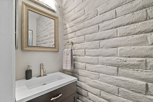 Building Photo - Great 2 bed 2 bath town house centrally lo...