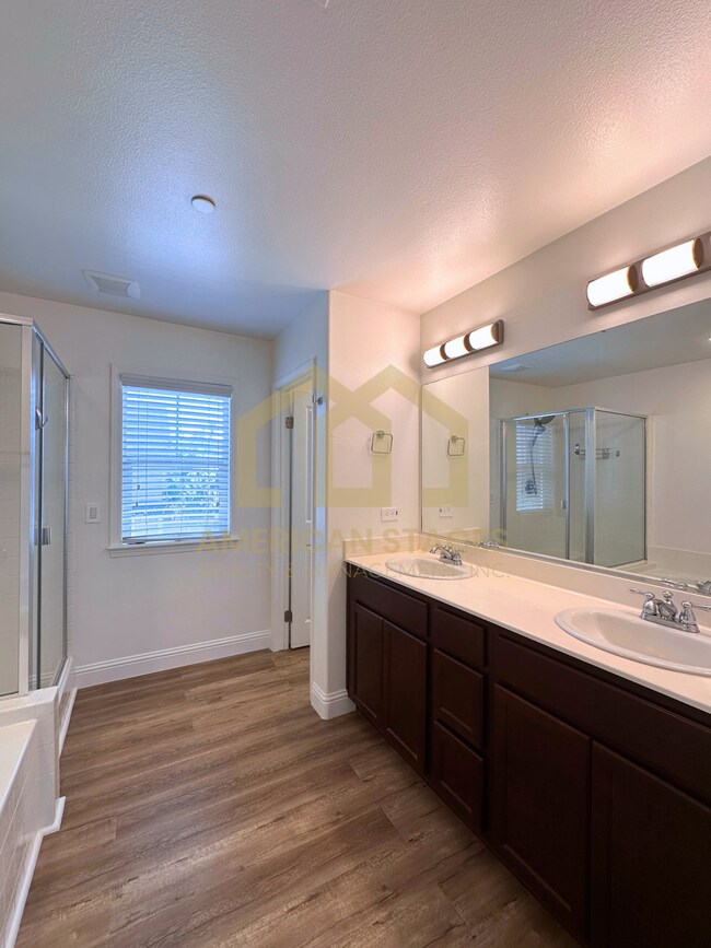 Building Photo - 1441 Crown Cir