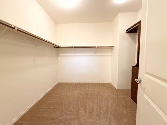 Building Photo - BEAUTIFUL 2 STORY TOWN HOUSE IN GATED COMMUNITY