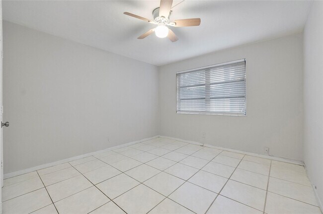 Building Photo - 2175 NE 56th St