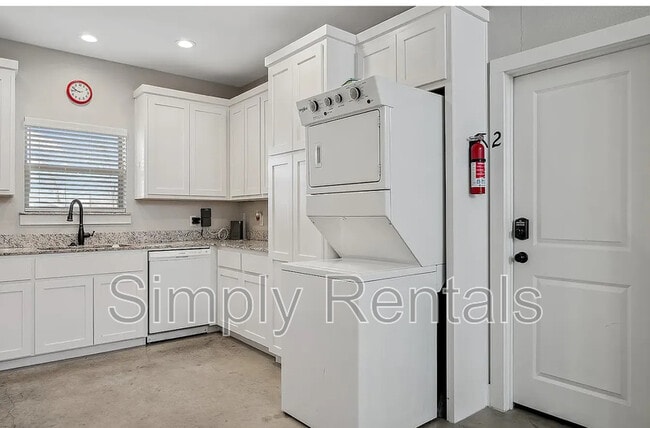 Building Photo - 703 Maple St