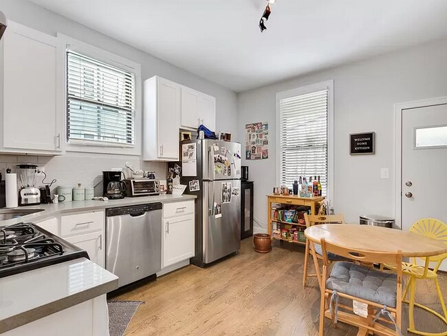 Building Photo - 3251 N Lakewood Ave