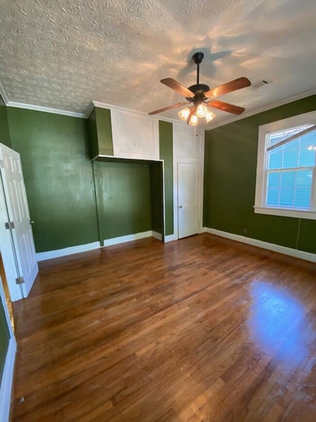 Building Photo - Cozy Living in Columbus