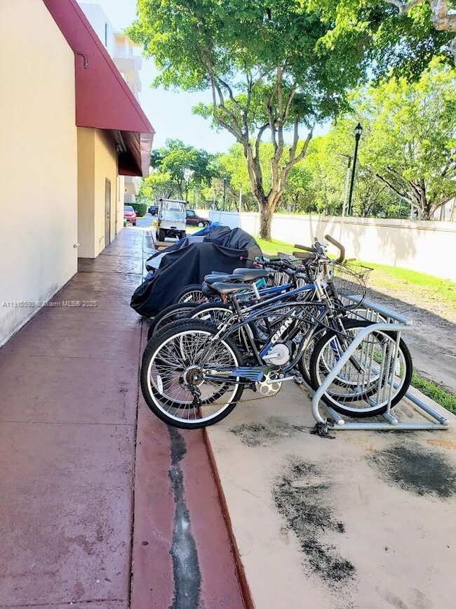 Building Photo - 3101 N Country Club Dr