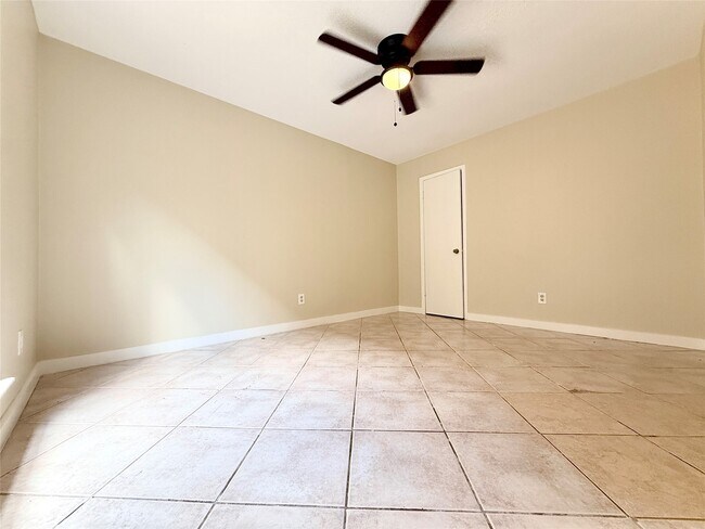 Building Photo - 11530 Bellerive Dr