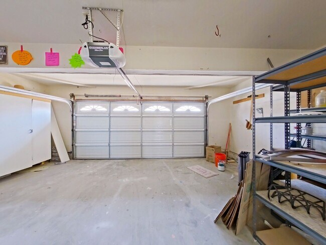 Building Photo - Beautifully remodeled 3 bed / 2.5 bathroom...