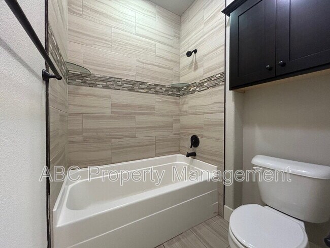 Building Photo - 3101 SW Warberry Ave