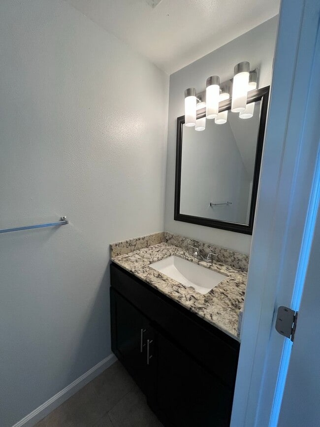 Building Photo - Spacious 3 Bedroom 1.5 Bath!!