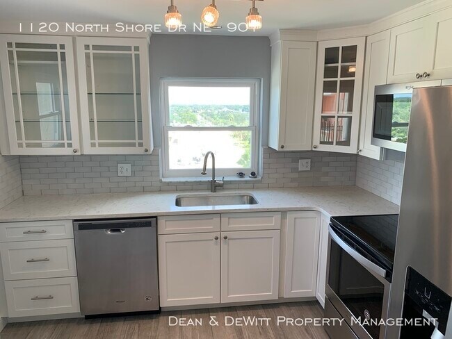 Building Photo - North Shore Condo with Amazing Water Views!