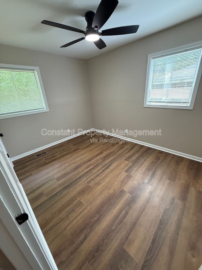 Building Photo - 3469 Kingsbury Dr