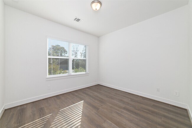 Building Photo - 919 Golden Willow Ln